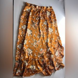 Flowy floral skirt with slit